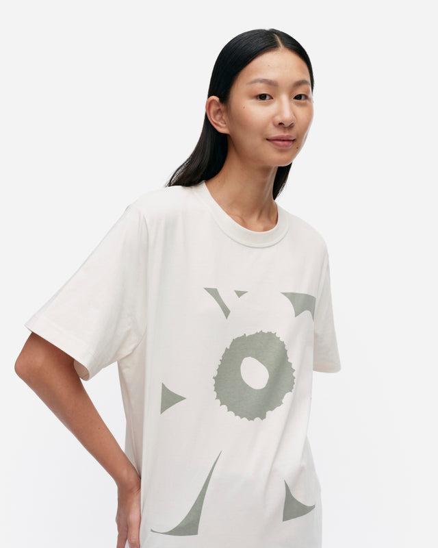 【24SS】marimekko マリメッコ/ Embla Unikko Placement Tシャツ Embla Unikko Placement Kioski t-shirt | Marimekko