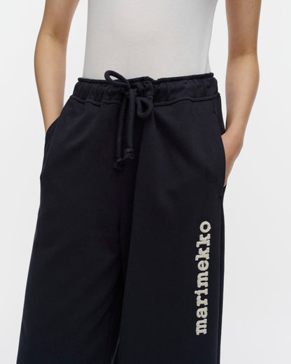 Puuska Logo Placement Kioski Sweatpants